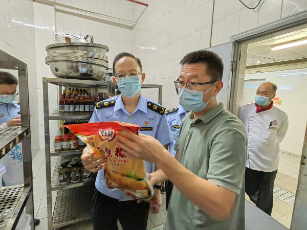 局黨組成員、副局長陳建民到五洲賓館檢查食品安全工作.jpg